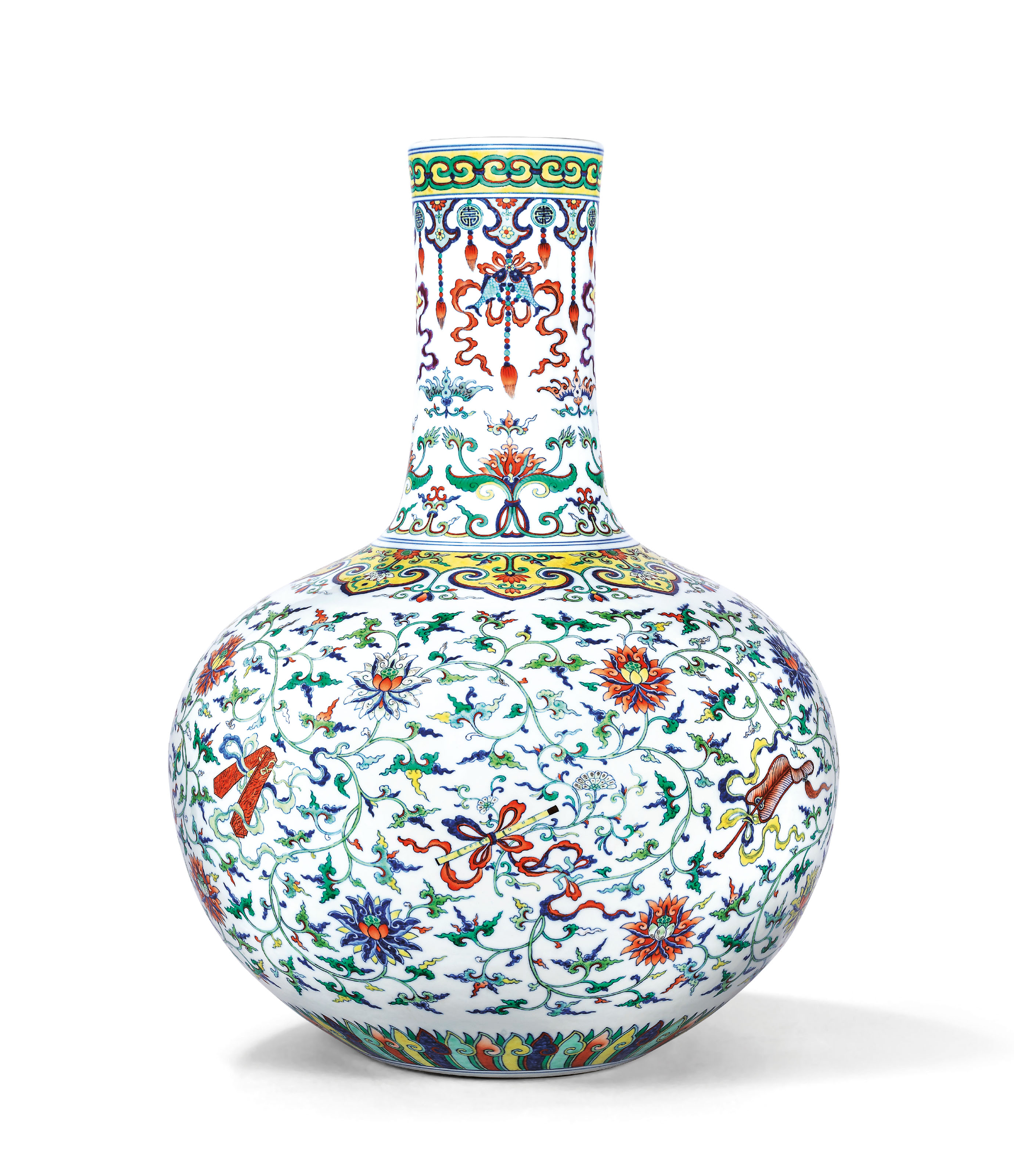 清乾隆鬥彩加粉彩暗八仙纏枝蓮紋天球瓶六字篆書款, QIANLONG SIX