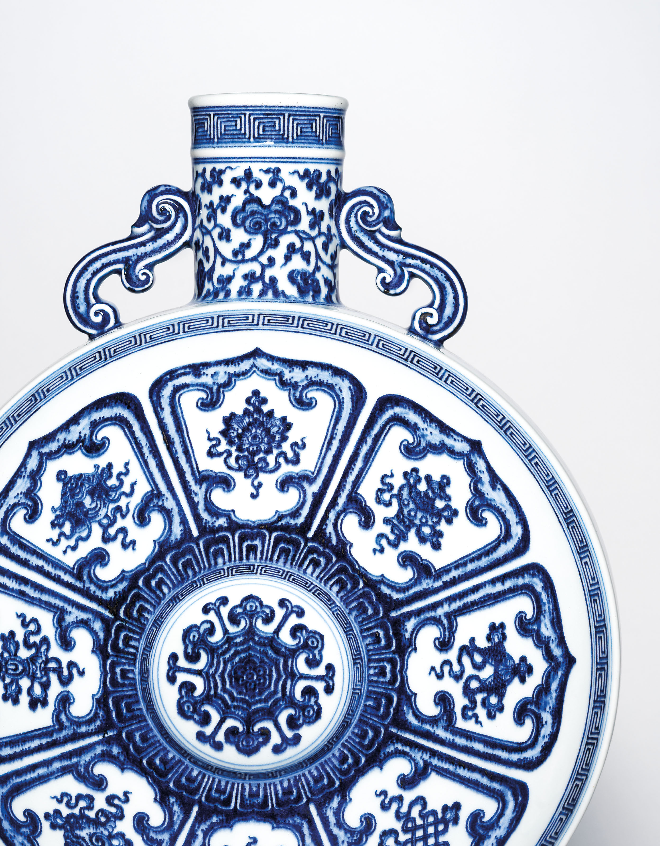 清乾隆青花八吉祥番蓮紋雙耳抱月瓶六字篆書款, QIANLONG SIX-CHARACTER