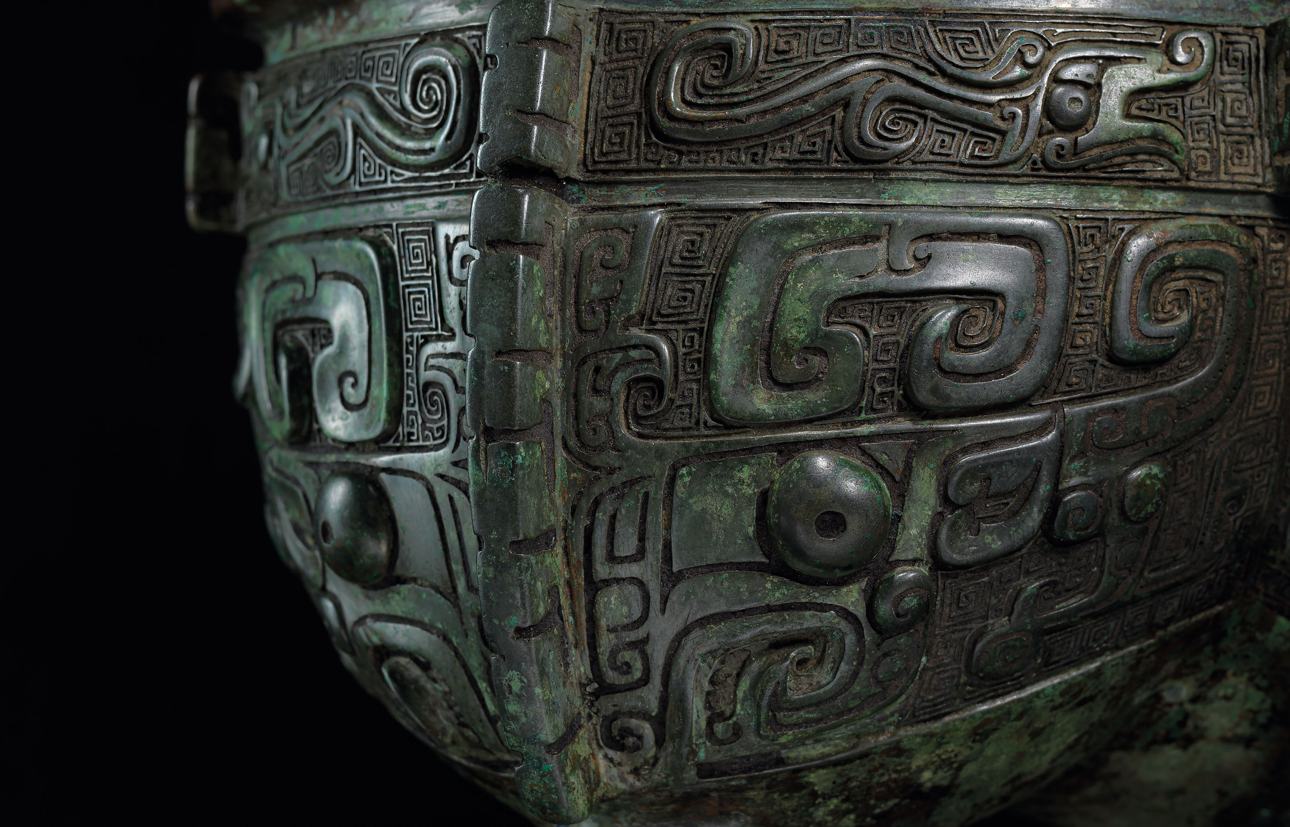 商晚期青銅饕餮紋鬲鼎, LATE SHANG DYNASTY, 12TH-11TH CENTURY BC