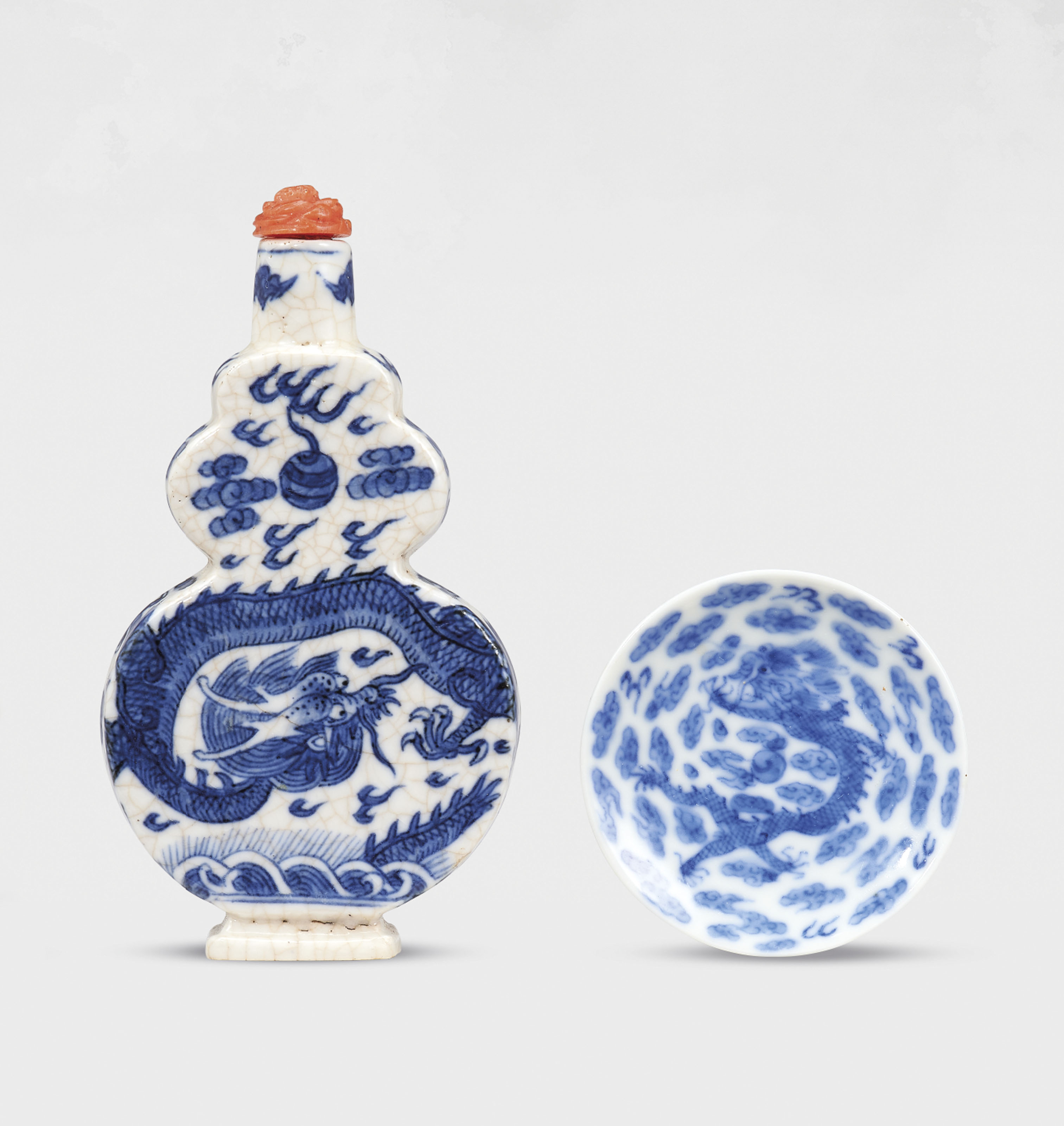 清1830-1880年青花蒼龍教子鼻煙壺（連內府侍右款青花龍鳳呈祥鼻煙碟