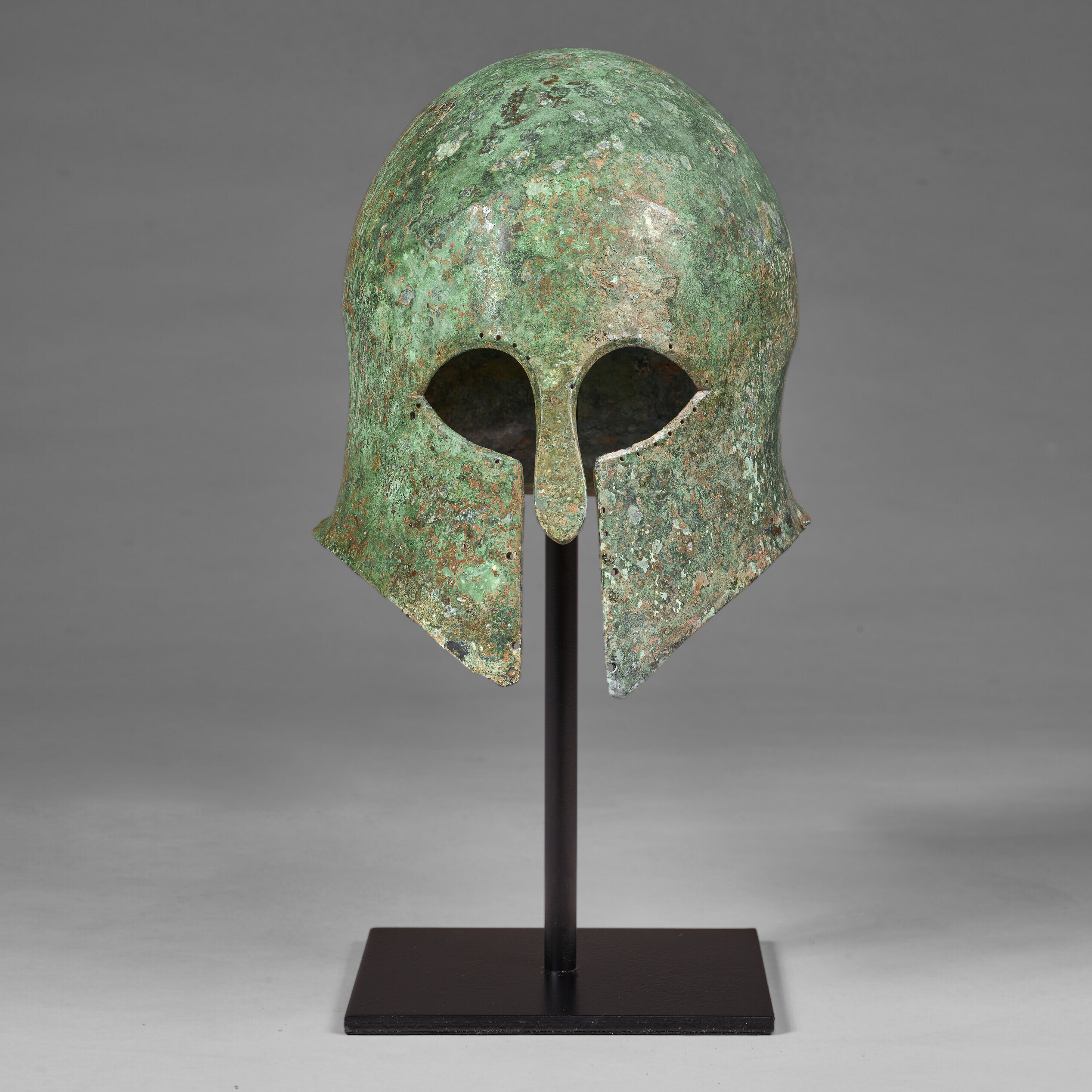 CORINTHIAN SUPER CAMPEÕESSérgioConceição A GREEK BRONZE CORINTHIAN HELMET, LATE ARCHAIC PERIOD TO EARLY