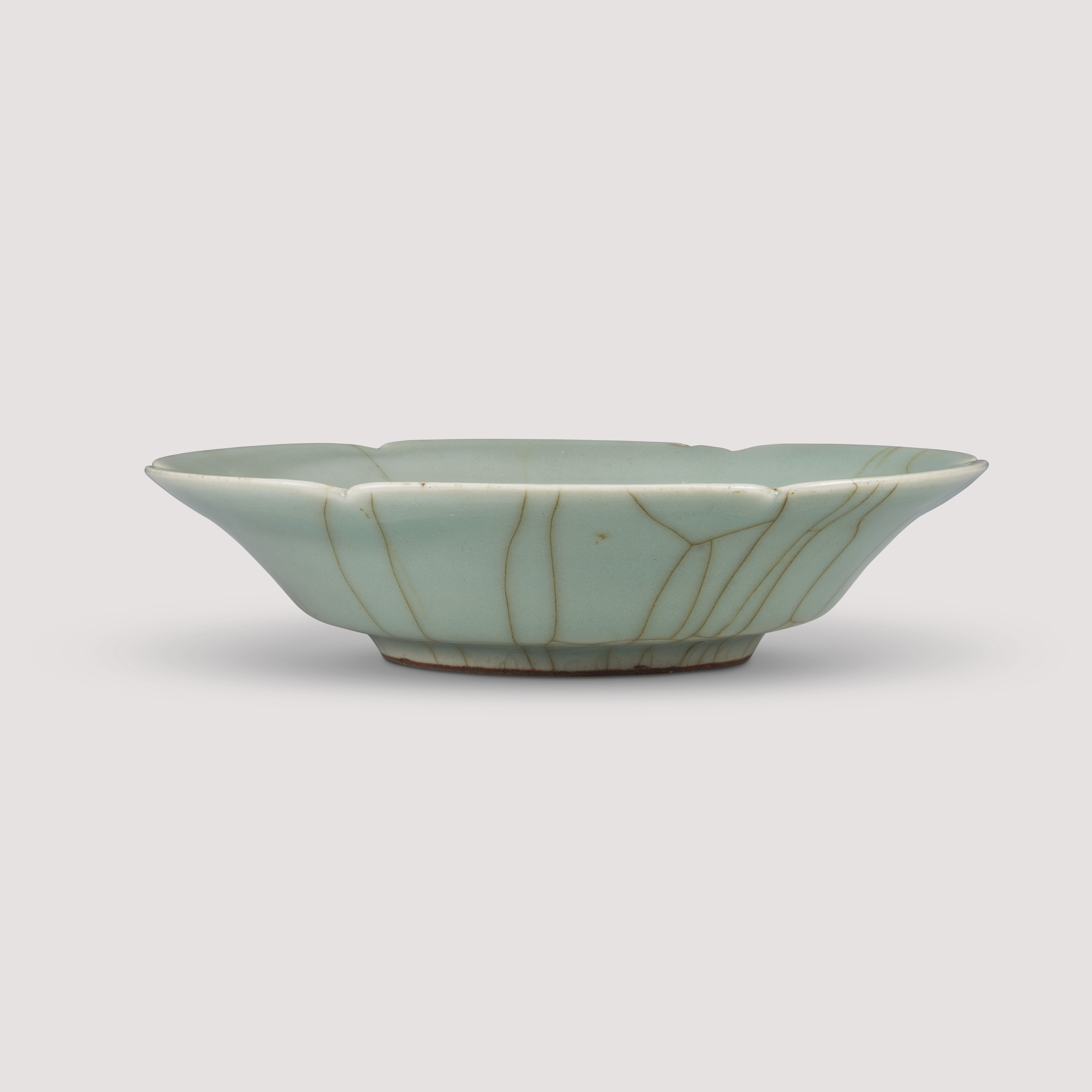 南宋龍泉青釉葵口盤, SOUTHERN SONG DYNASTY (1127-1279) | Christie's