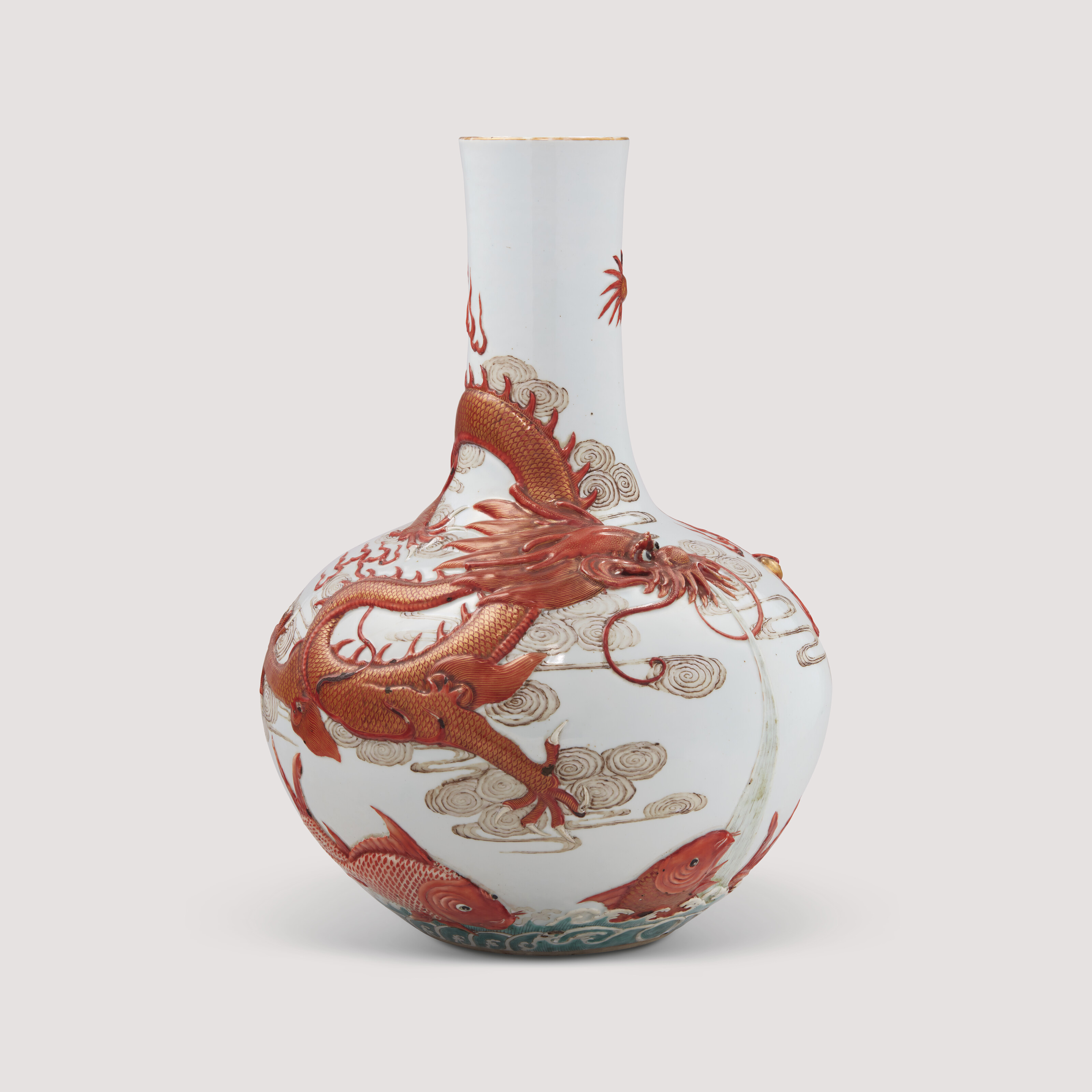 清光緒凸雕礬紅彩描金魚龍幻化圖天球瓶, GUANGXU PERIOD (1875-1908