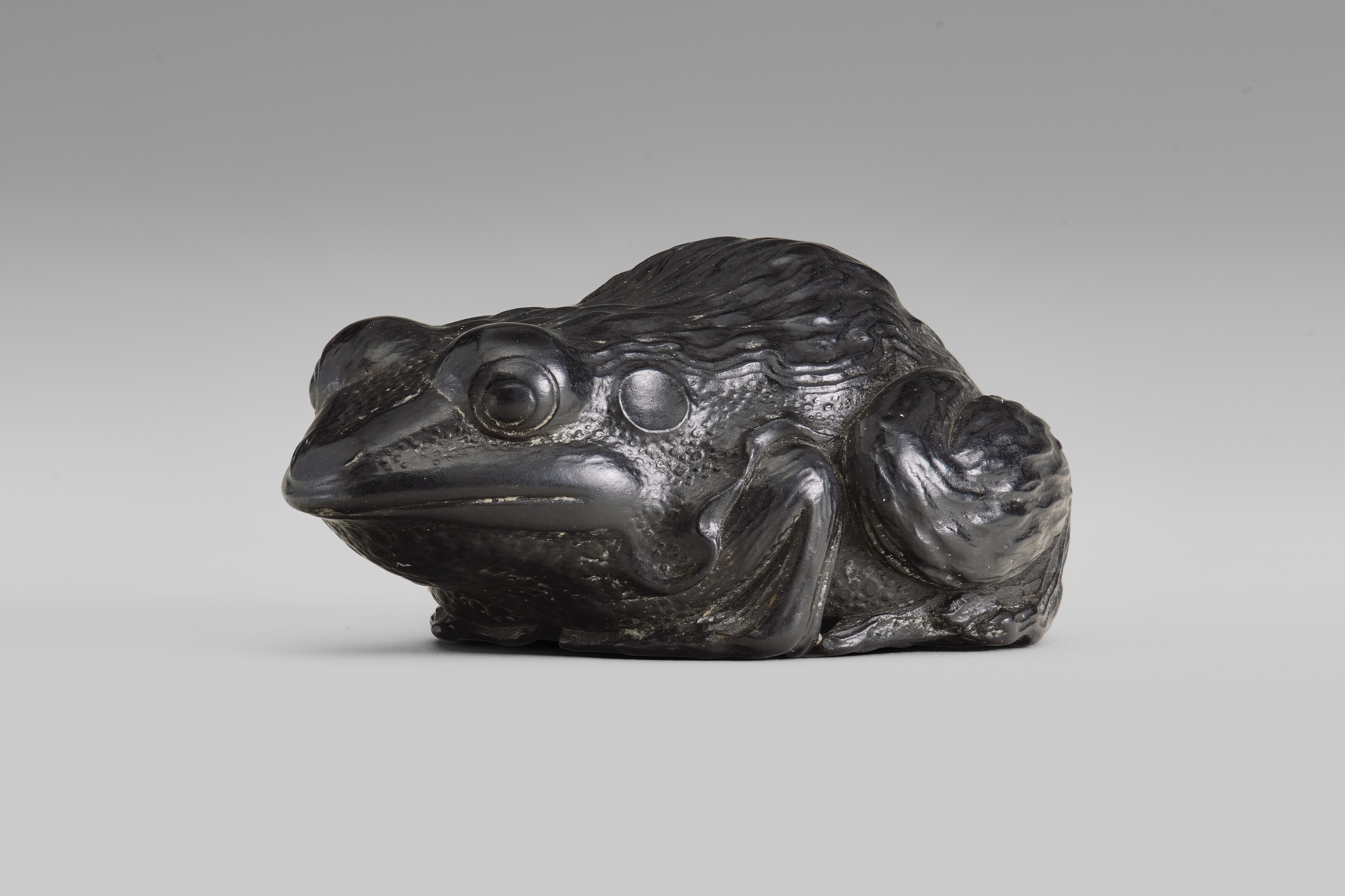 A CARVED WOOD NETSUKE OF A MONKEY, EDO PERIOD (19TH CENTURY