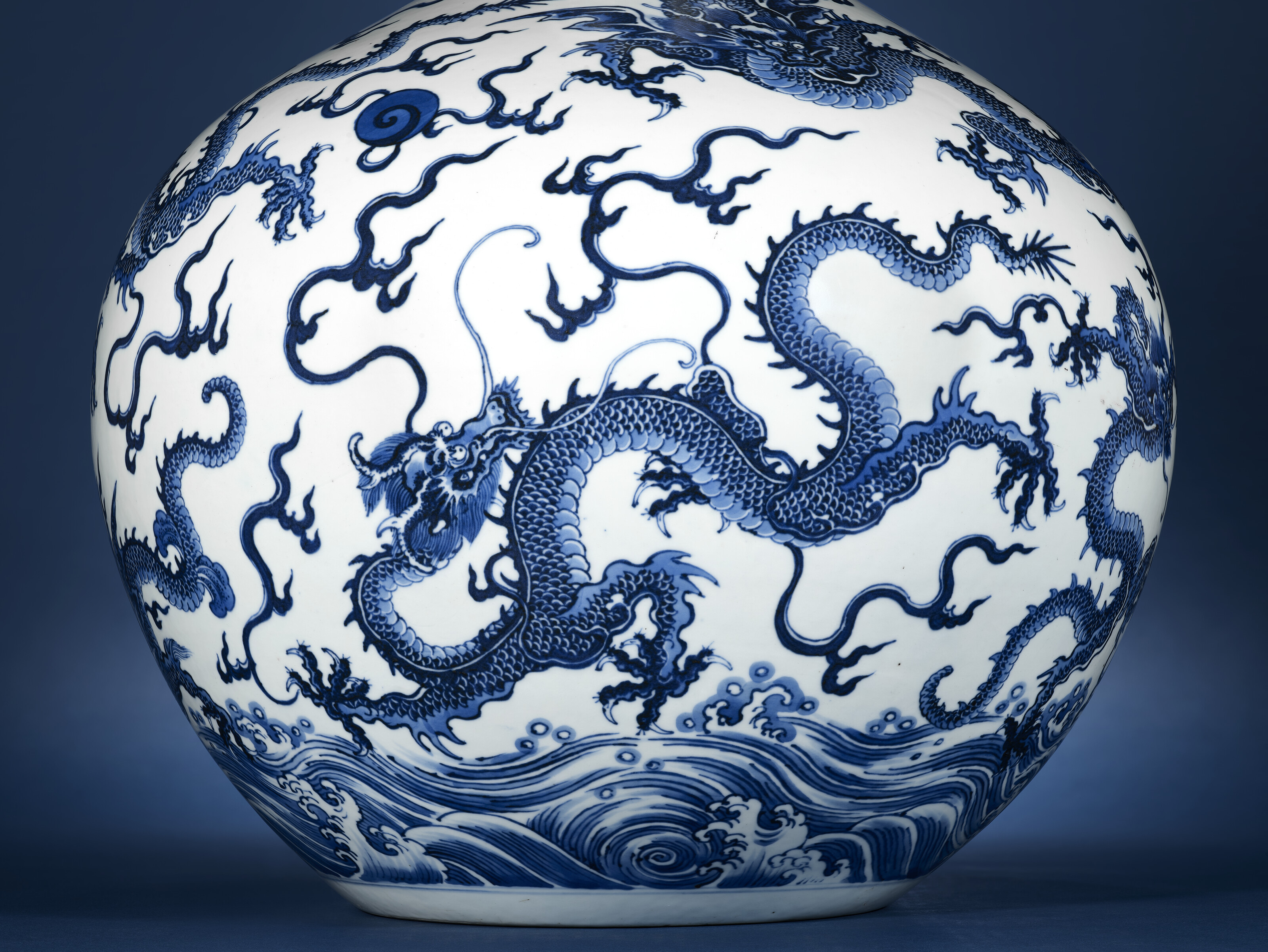 清雍正青花九龍鬧海圖天球瓶六字楷書橫款, YONGZHENG SIX